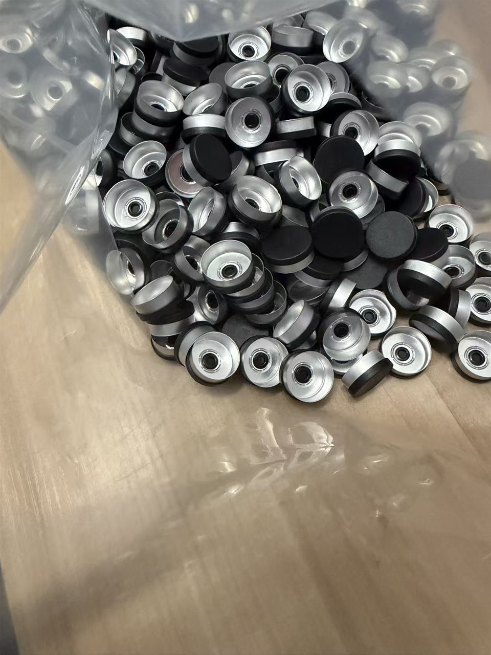 Стерилне заптивке за бочице са поклопцем од 20 мм, црне, грубе мат, врећица од 1000